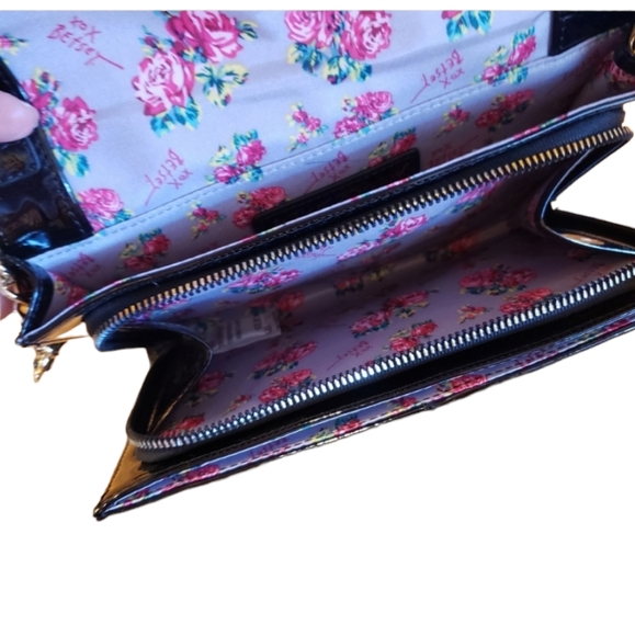 Betsey Johnson Heart Black Crossbody - Picture 10 of 12